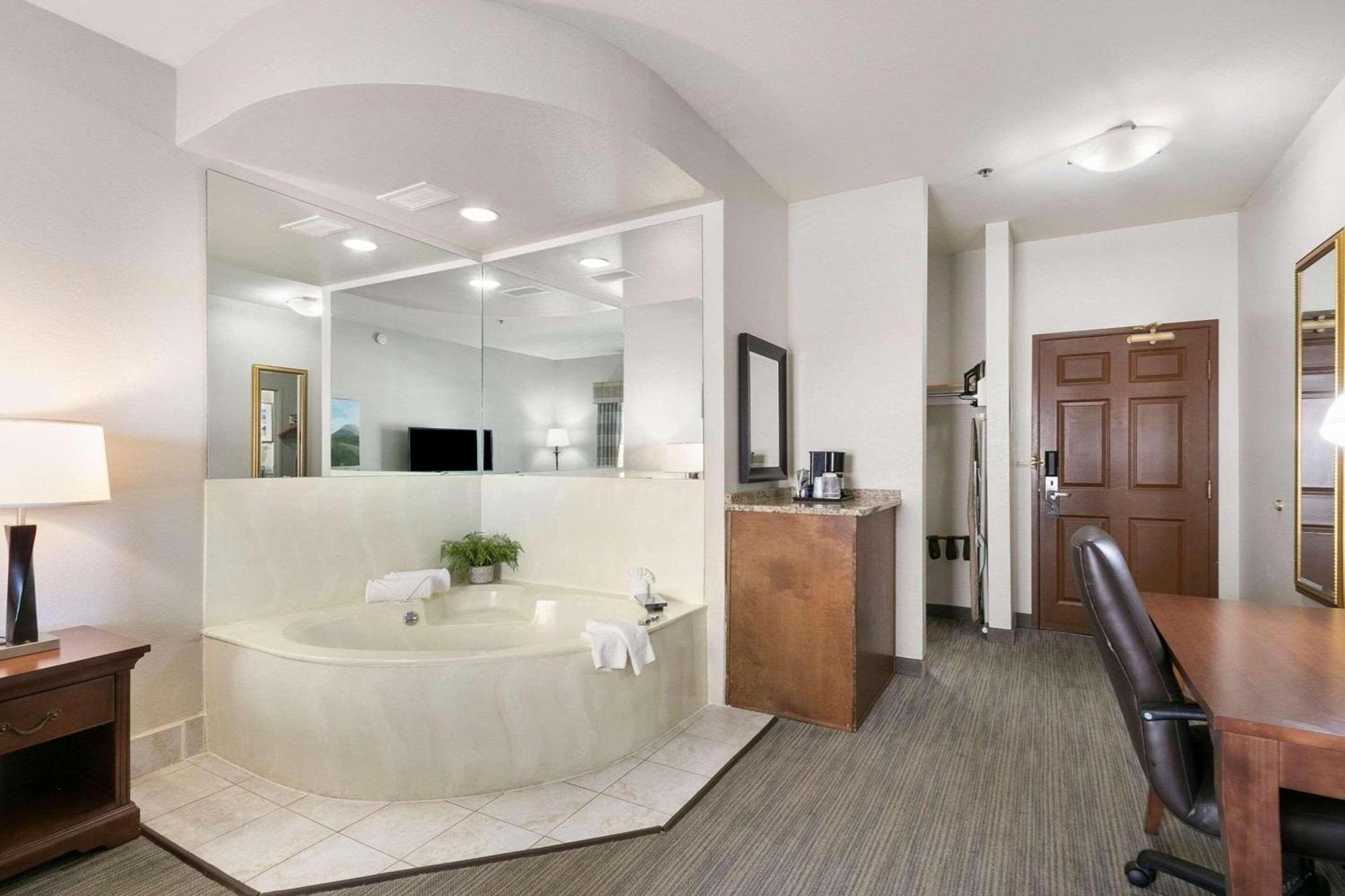 Country & By Radisson, Greeley, Co 2* Greeley